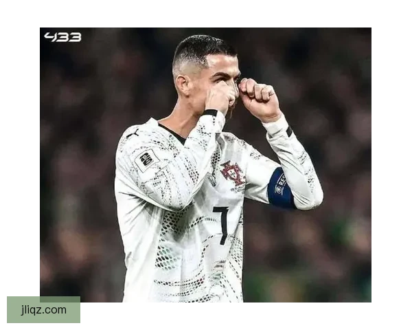 C罗禁区内被铲倒裁判判越位在先无缘点球引热议赛场争议再起瞬间